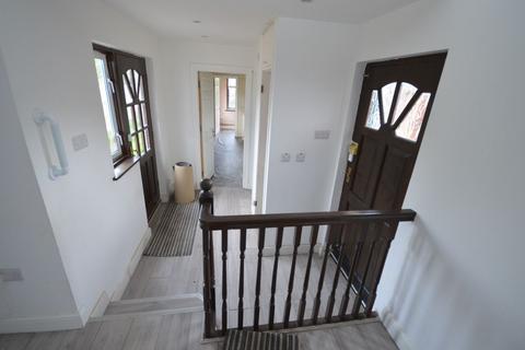 6 bedroom semi-detached house to rent, Donington Avenue, Ilford