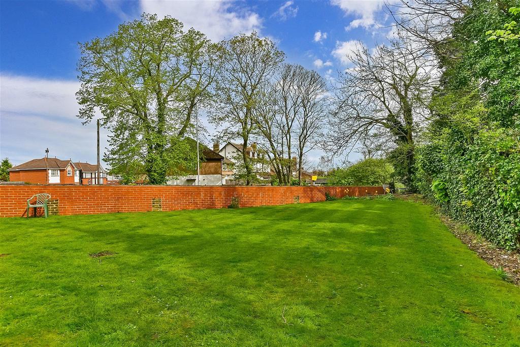 Carshalton Road, Sutton, Surrey 2 bed ground floor flat for sale £270,000