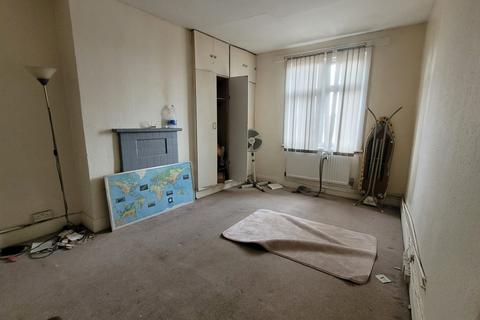 3 bedroom flat to rent, Long Lane, London N3