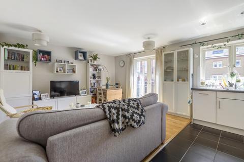 2 bedroom flat to rent, Garratt Lane London SW18