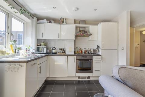 2 bedroom flat to rent, Garratt Lane London SW18