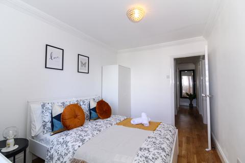 2 bedroom flat to rent, McRae House, South Norwood Hill