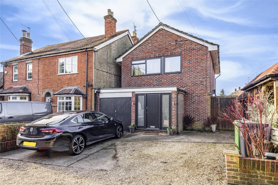 Little Heath Road, Chobham GU24 3 bed detached house to rent £2,500