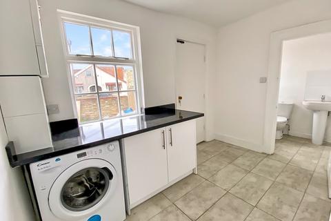 5 bedroom detached house to rent, Old Perry Street, Northfleet, Gravesend, Kent, DA11 8BU