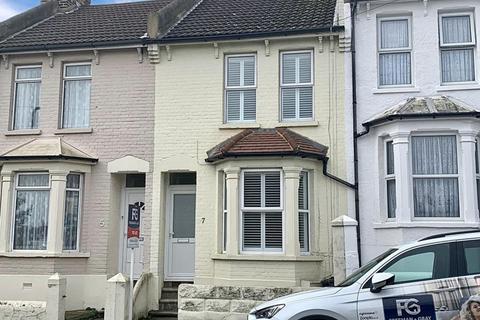 2 bedroom terraced house to rent, Kitchener Road, Rochester, ME2