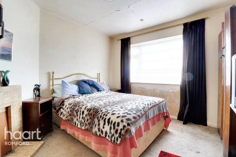 2 bedroom maisonette for sale, Rush Green Road, Romford