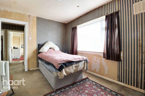 2 bedroom maisonette for sale, Rush Green Road, Romford