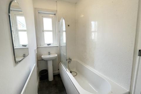2 bedroom flat to rent, Charminster Road, Bournemouth,