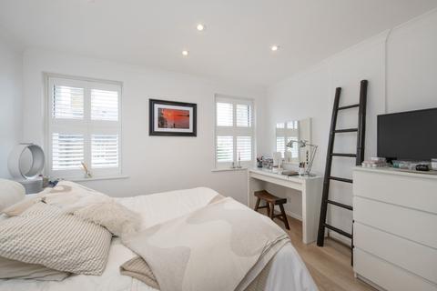 2, Vine Cottages Lancaster Park, Richmond, TW10 6AB