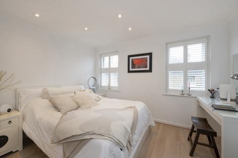 2, Vine Cottages Lancaster Park, Richmond, TW10 6AB