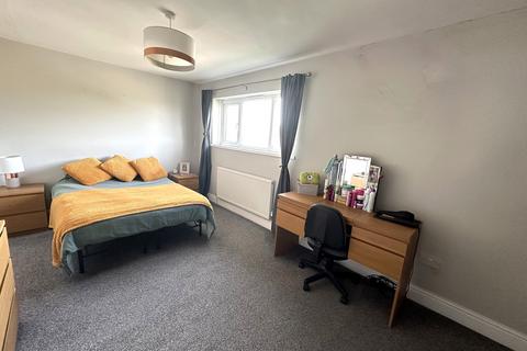2 bedroom semi-detached house to rent, Ball Road, Llanrumney, Cardiff. CF3