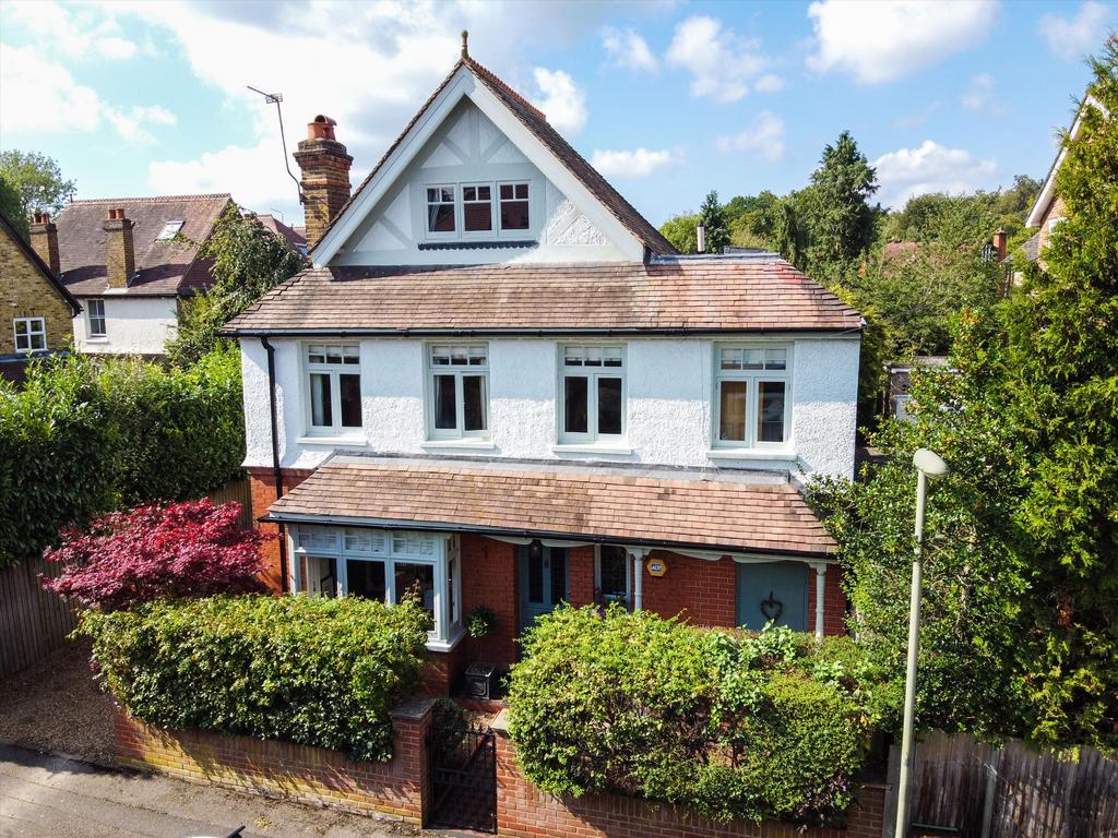 Hillbrow Road, Esher, Surrey, KT10 4 bed detached house for sale £