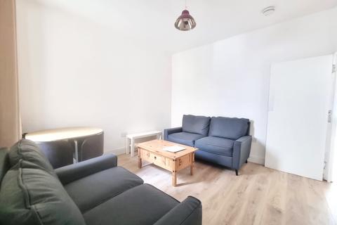 4 bedroom terraced house to rent, Hilda Road, London E16