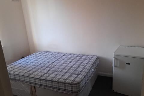 1 bedroom in a flat share to rent, Kilross Road, Feltham TW14