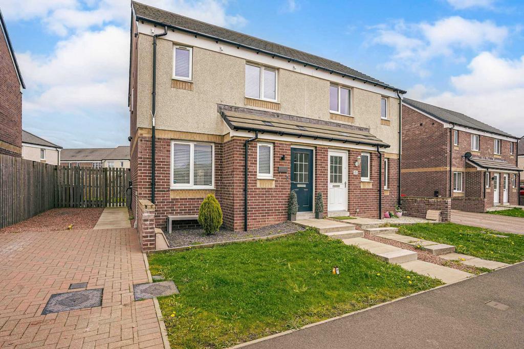 84 Craigton Drive, PA7 3 bed semidetached house for sale £