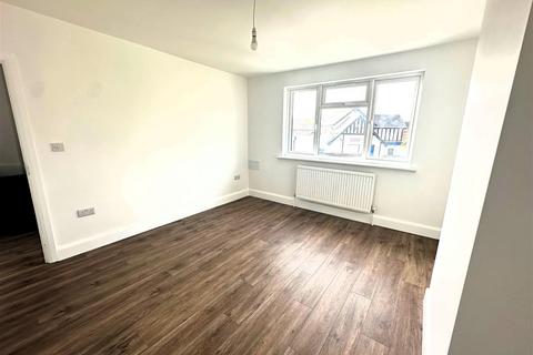 3 bedroom maisonette to rent, Baber Bridge Parade, Feltham