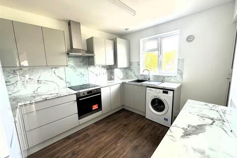 3 bedroom maisonette to rent, Baber Bridge Parade, Feltham