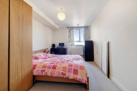 2 bedroom flat to rent, Townsend Street, London SE17