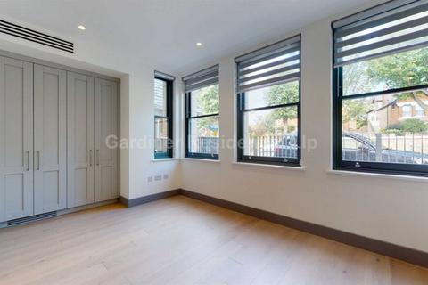 3 bedroom apartment to rent, Gunnersbury Crescent, London
