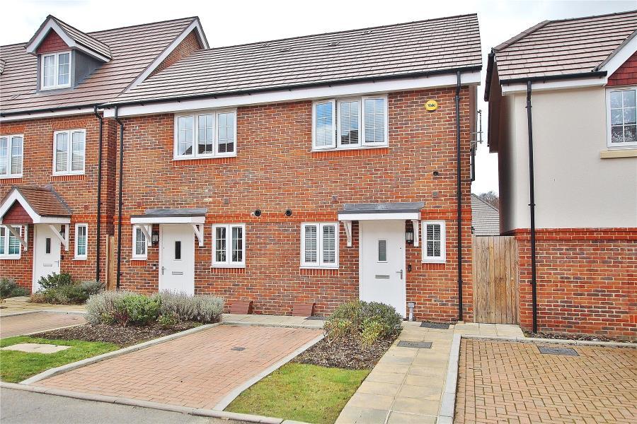 Brookwood Farm Drive, Woking GU21 2 bed semidetached house to rent £
