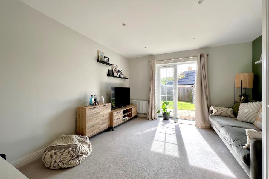 Brookwood Farm Drive, Woking GU21 2 bed semidetached house to rent £
