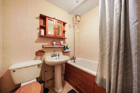1 bedroom flat to rent, Dellow Close, Ilford IG2