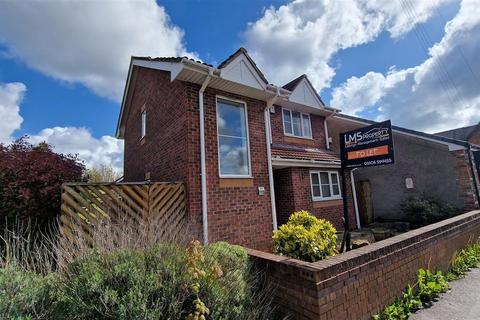 3 bedroom detached house to rent, Delamere Street, Winsford