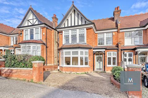 4 bedroom semi-detached house to rent, Woodford Green, Greater London IG8
