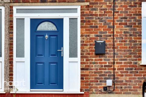 4 Dunstable Close, Romford, RM3 8JD