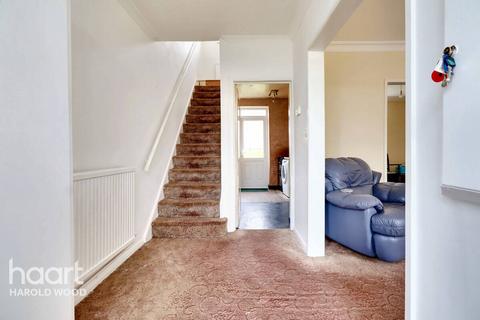 4 Dunstable Close, Romford, RM3 8JD