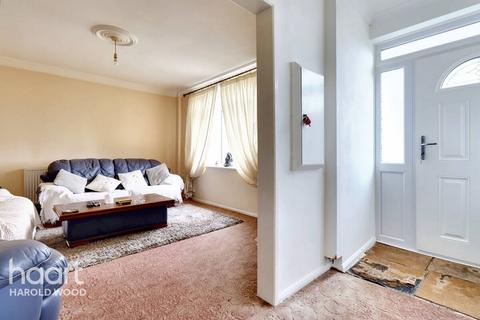 4 Dunstable Close, Romford, RM3 8JD