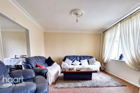 4 Dunstable Close, Romford, RM3 8JD