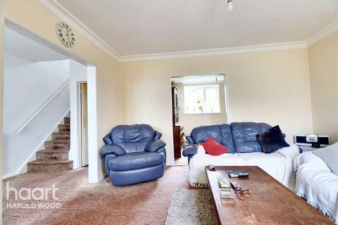 4 Dunstable Close, Romford, RM3 8JD