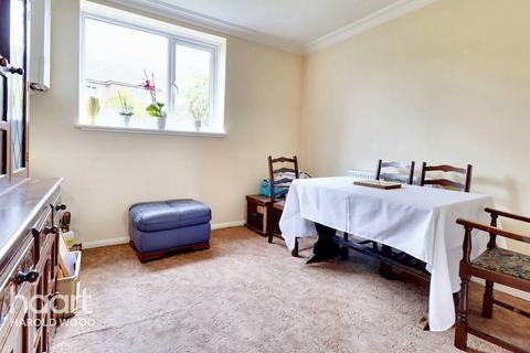 4 Dunstable Close, Romford, RM3 8JD
