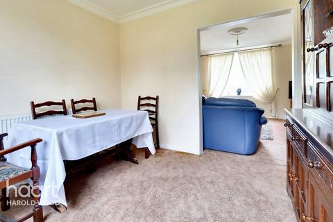 4 Dunstable Close, Romford, RM3 8JD