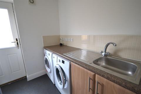 3 bedroom end of terrace house to rent, Violet Close, Kettering NN14