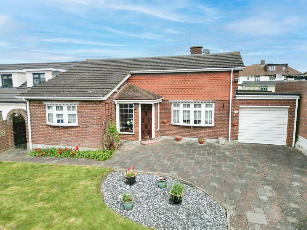 Brenchley Avenue, Gravesend, Kent, DA11 3 bed detached bungalow for