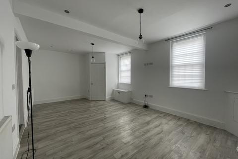 4 bedroom end of terrace house to rent, Parliament Street, Newark