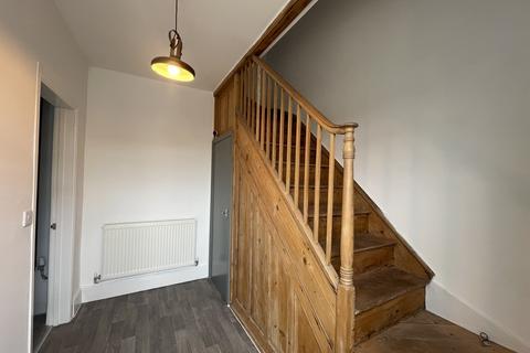 4 bedroom end of terrace house to rent, Parliament Street, Newark