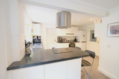 6 Newlyn Close, Orpington, BR6 9XN