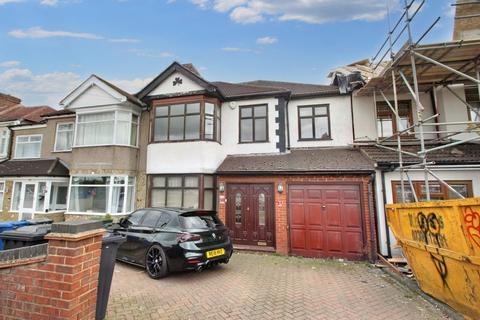 5 bedroom semi-detached house to rent, Roding Lane North, Woodford Green