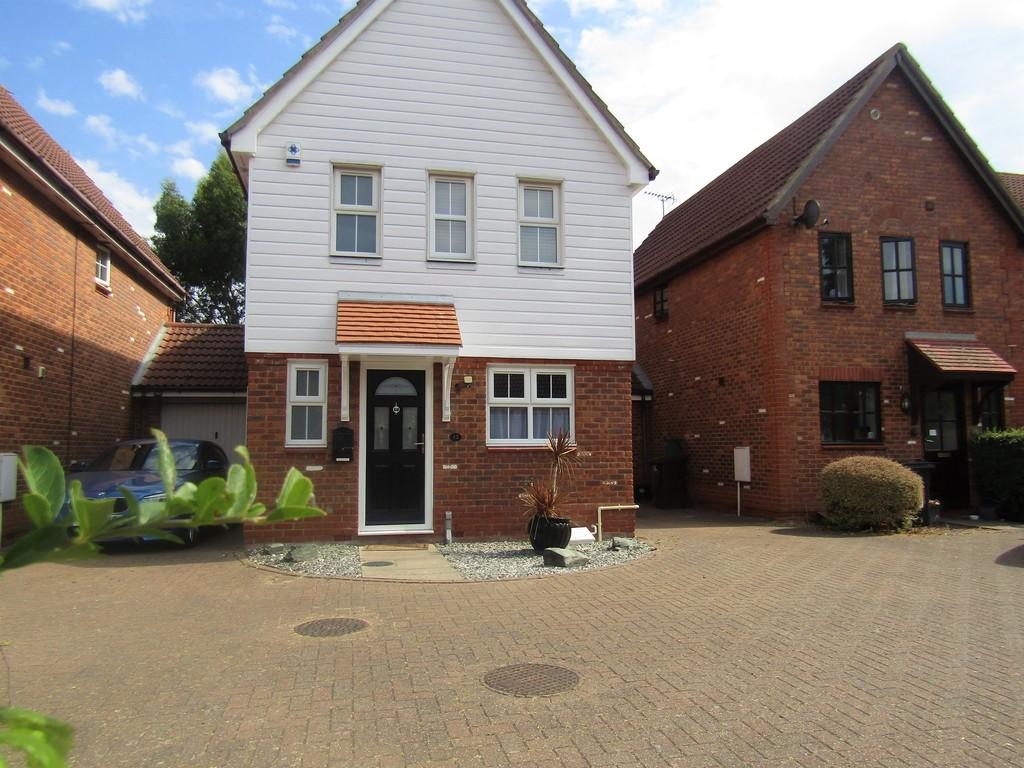 Oxborrow Close, FrintononSea CO13 3 bed detached house to rent £