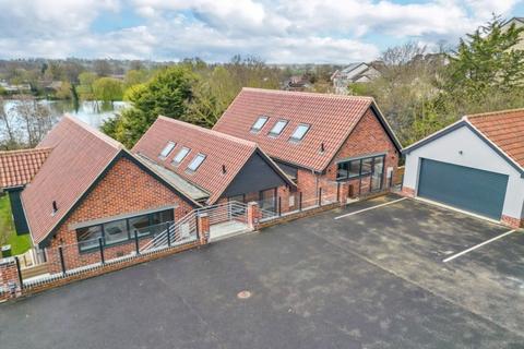4 bedroom end of terrace house for sale, Market Hill, Diss
