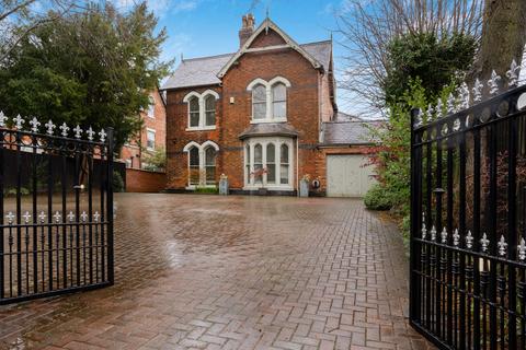 4 bedroom detached house for sale, 4 Alexandra Road, Burton-On-Trent.