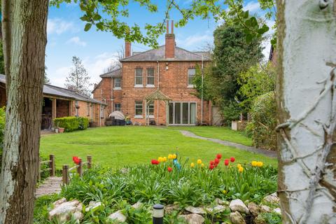 4 bedroom detached house for sale, 4 Alexandra Road, Burton-On-Trent.