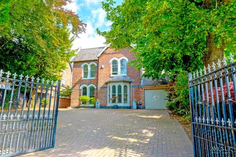 4 bedroom detached house for sale, Alexandra Road, Burton-On-Trent.