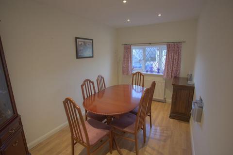 8 Bishops Drive, Langport, TA10 9HW