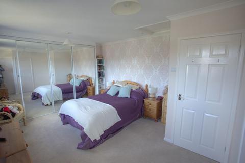 8 Bishops Drive, Langport, TA10 9HW