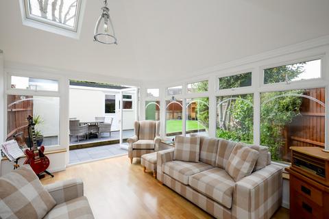 82 Broad Lane, Hampton, TW12 3BG