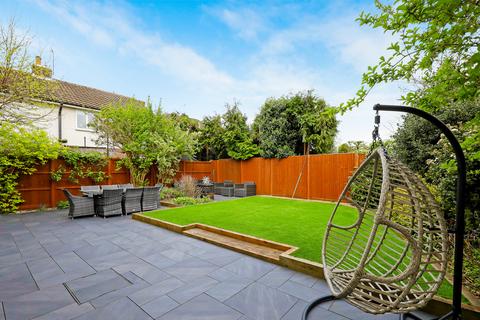 82 Broad Lane, Hampton, TW12 3BG